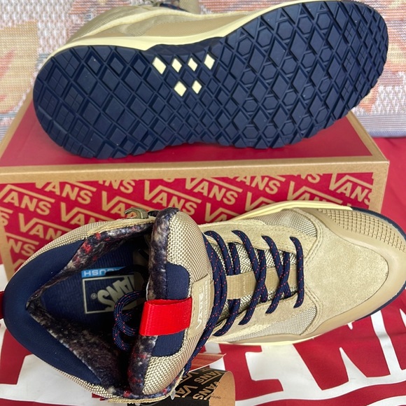 Vans WMNS Ultrarange Exo
Taos Taupe
VN0A4BVSYUU
Sneakers Boots - Picture 2 of 16
